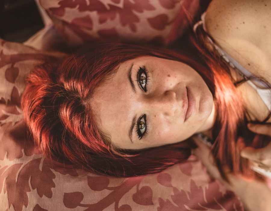 Femme rousse au regard intense